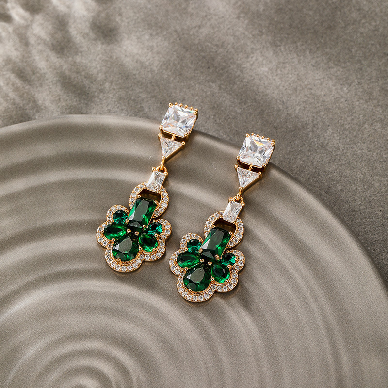 Xuping moda colección elegante ligera de lujo temperamento de alta sensación pendientes incrustadas de zircon europa y americana pendientes transfronterizos para mujeres