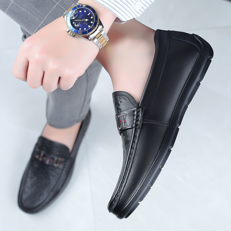 Mocasines de hombre de cuero vacuno de primera capa, estilo nuevo, zapatos casuales de cuero genuino para hombre, zapatos transpirables de una sola pieza.