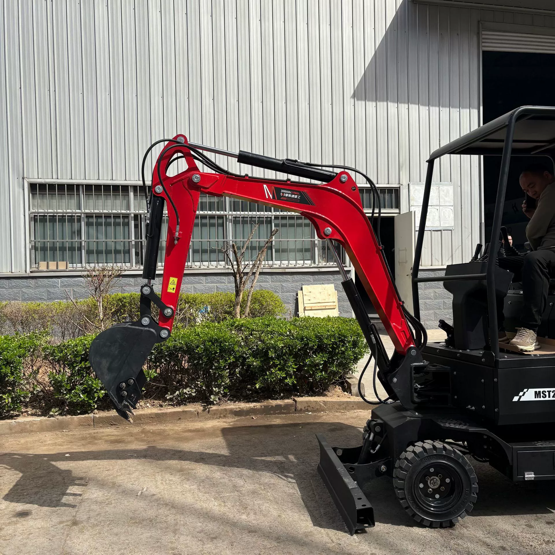 Инженерный колесный сельскохозяйственный экскаватор с поддержкой, кастомный четырехколесный мини-экскаватор с резиновыми колесами для зеленых работ