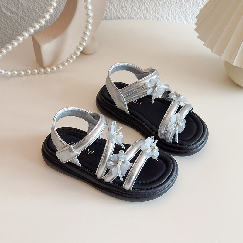 Zapatos de playa de chicas huecos de punta abierta primavera y verano 2026 nuevos zapatos de flores de encaje para niños zapatos de princesa de suela suave zapatos de moda romana image 3