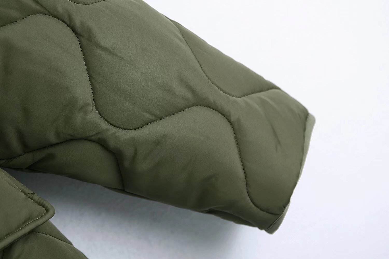 Abrigo acolchado verde de manga larga con cuello alto NSXFL101431