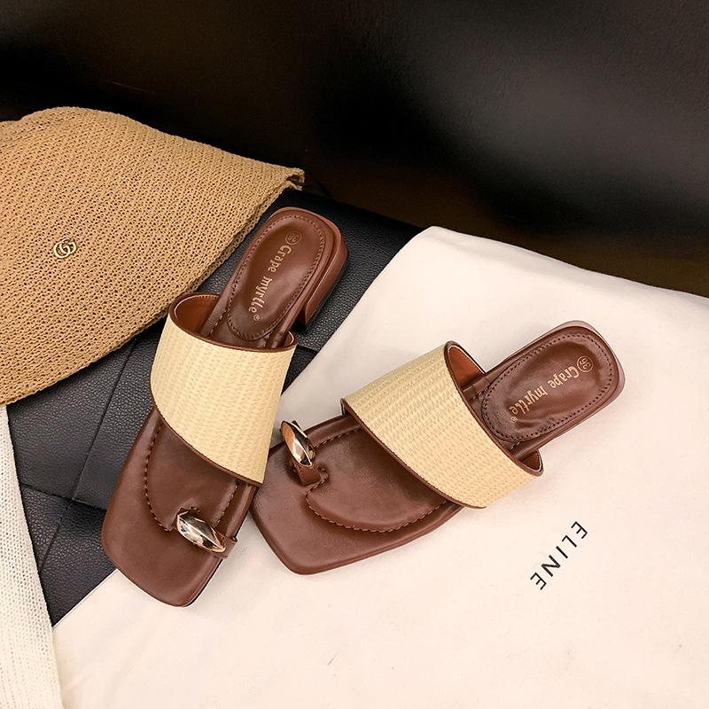 Nuevas sandalias de verano estilo vacacional con clip metálico, punta cuadrada y tejido de paja para mujer, para usar al aire libre.