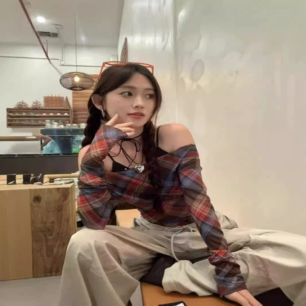 Винтажная клетчатая футболка с сеткой на плече