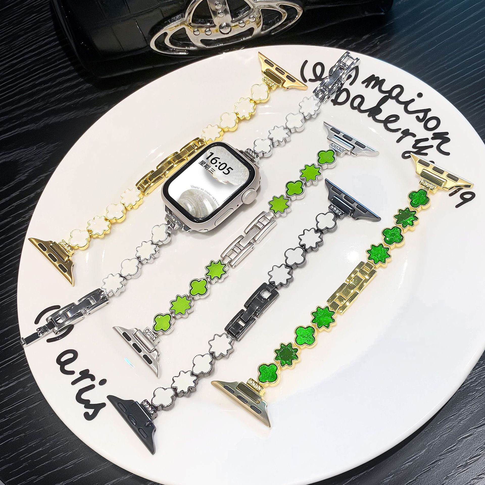 Suitable for Apple Watch Strap High-End Metal Applewatch Strap Four-Leaf Mother-Of-Pearl Chain S10 Summer Women