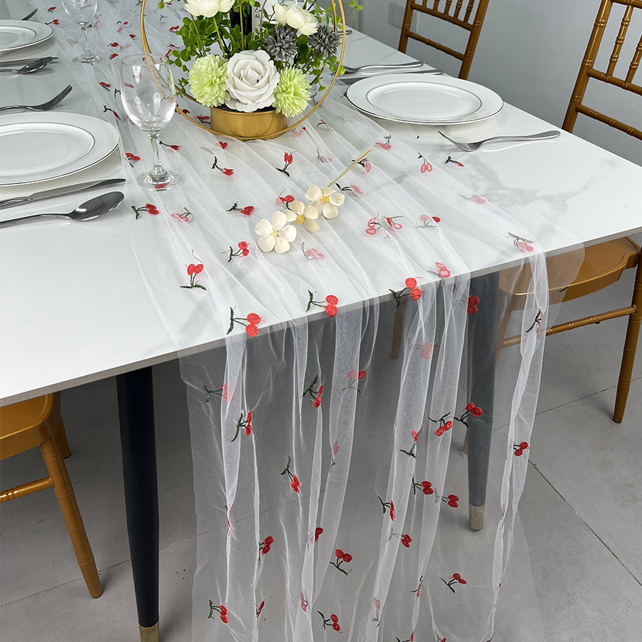 체리 테이블 러너