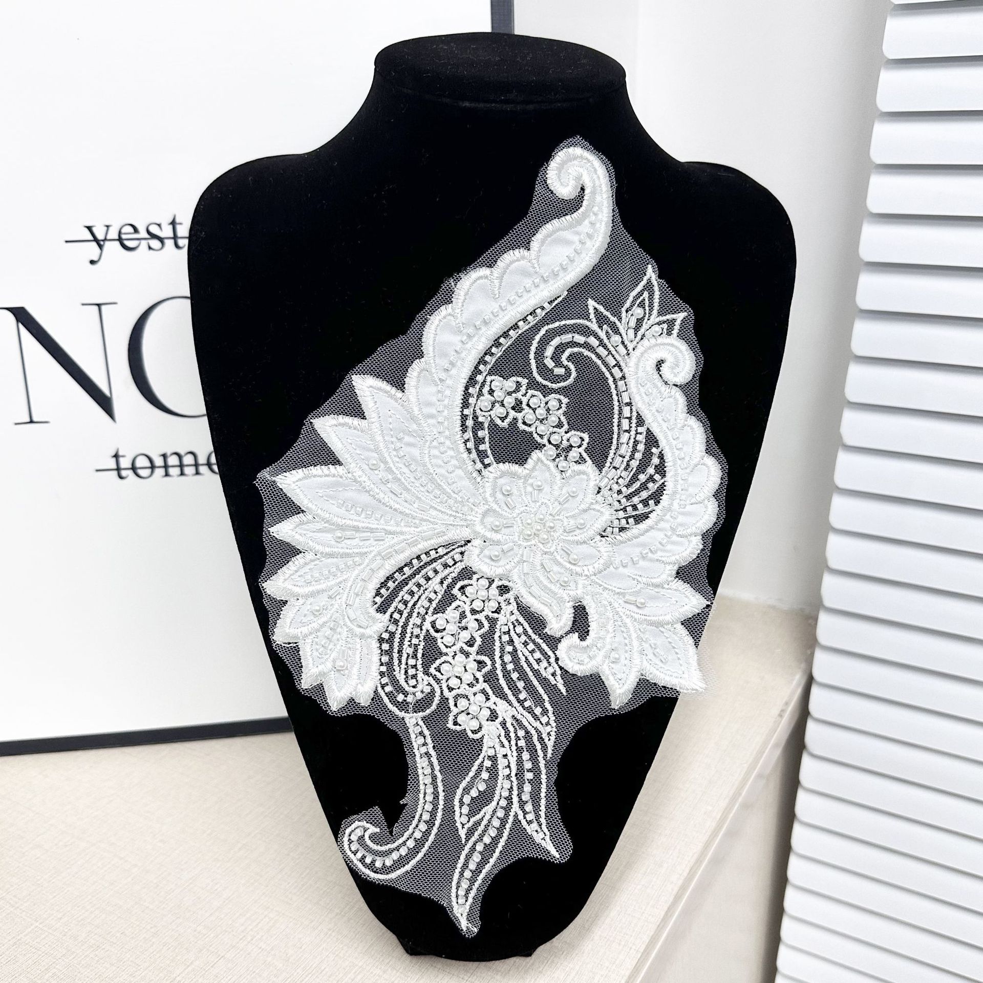 Mesh blanco clavos de tela de perlas bordado de color sólido encaje pegatinas de flores ropa vestido camisa tocado de pelo decoración
