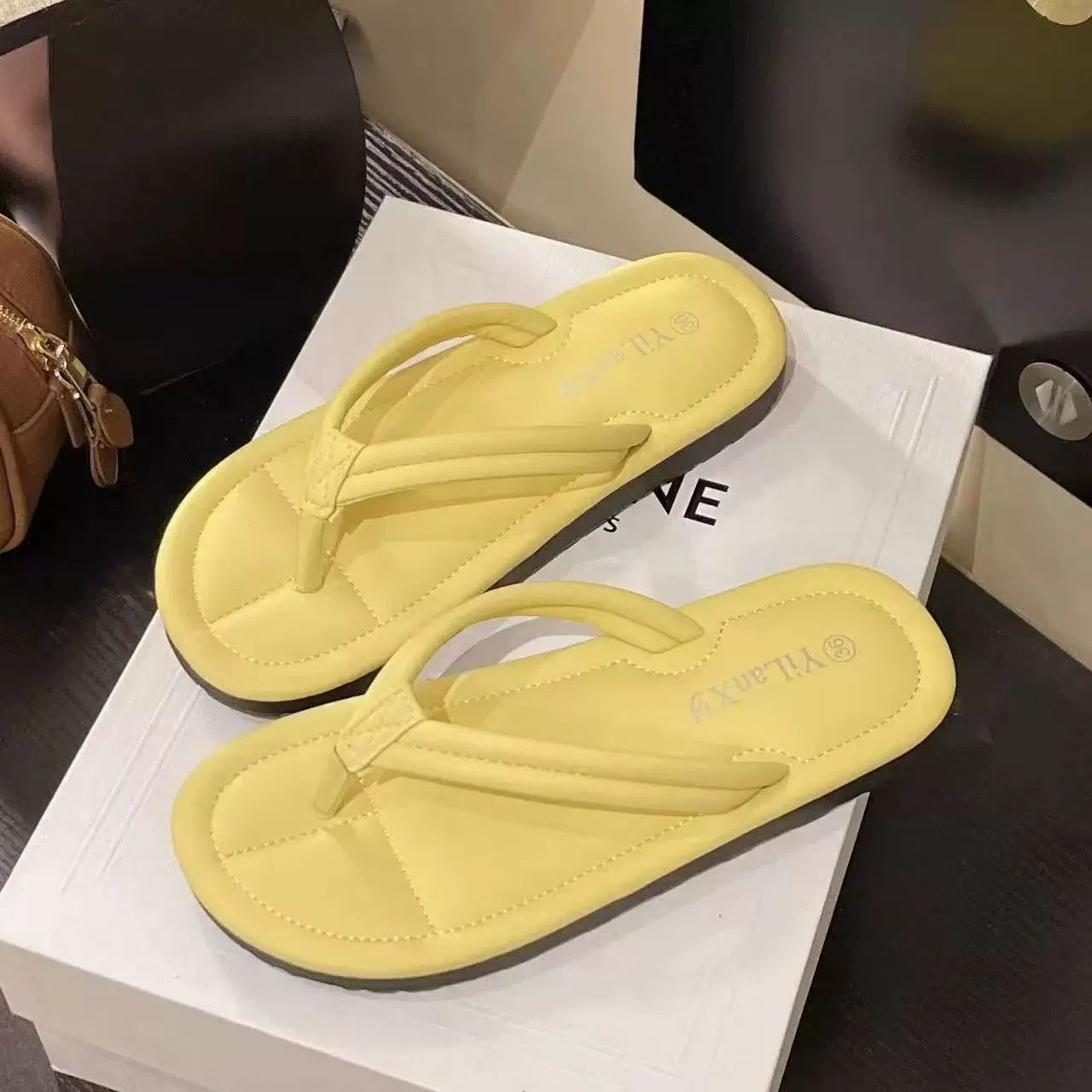 Летние новые стильные плоские шлепанцы для женщин, повседневные нескользящие и износостойкие шлепанцы.