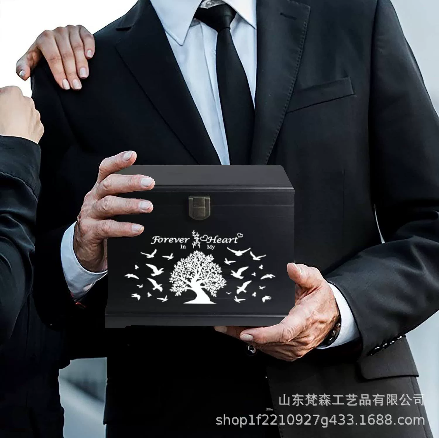 Деревянная похоронная шкатулка