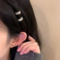 キラキラとした銀色の丸い編みの髪は個性的です。
