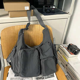 2025年新款潮流时尚单肩包女大容量运动风旅行骑行包简约托特包