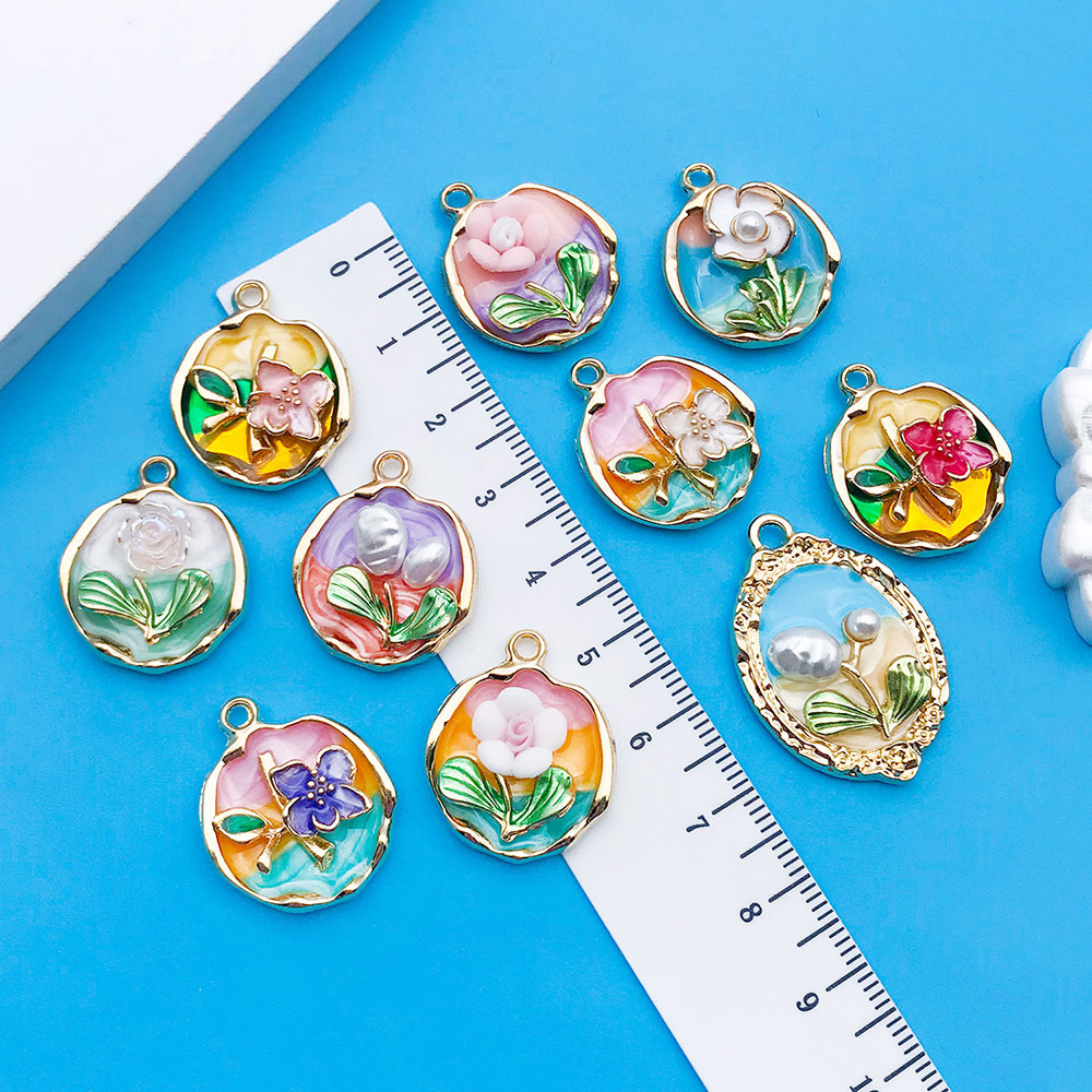 Colgante ovalado con flor y perlas estilo elegante