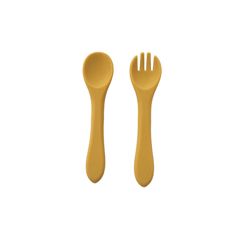 베이지색 포크와 스푼 한 쌍