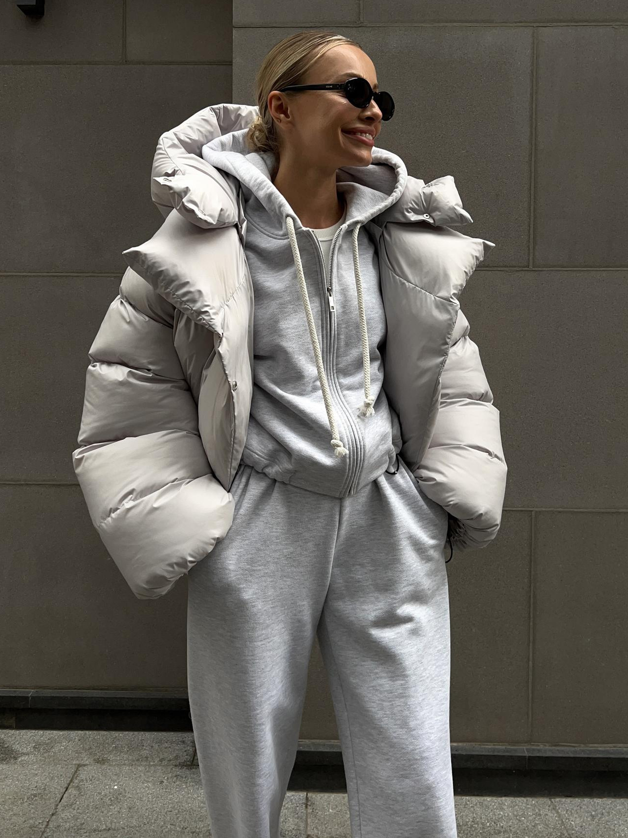 Chaqueta acolchada de algodón estilo europeo y americano para mujer, invierno 2025, estilo urbano moderno, abrigo corto de algodón con capucha personalizado. image 1