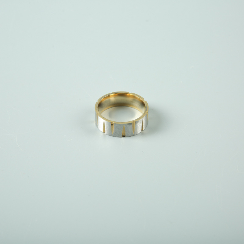 Title 8, Elektroplattierter, farbenfroher Ring aus gebür...