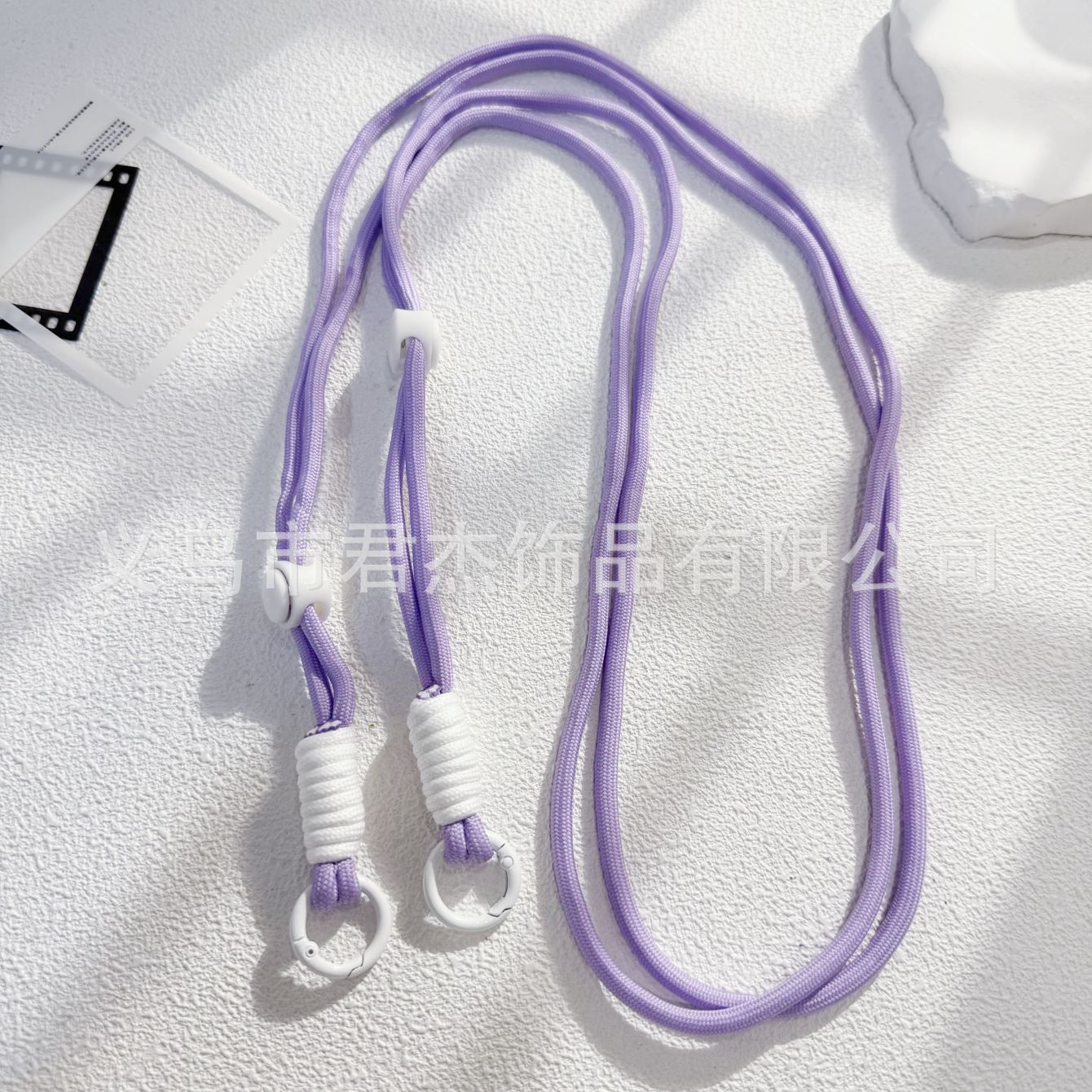 編みカバンのストラップの螺旋の結び紐のiuは鍵のボタンのネットの赤い色の結びの縄の装飾の部品を結びます。