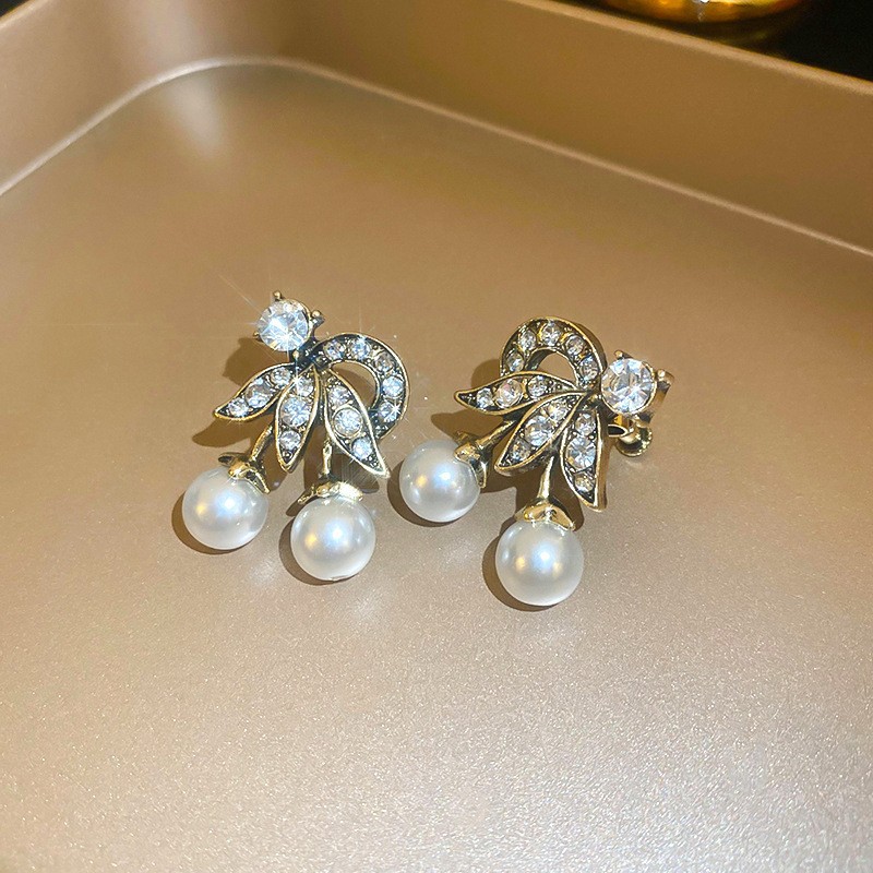 Pendientes de pinza de oreja de perla de temperamento de lujo ligero francés