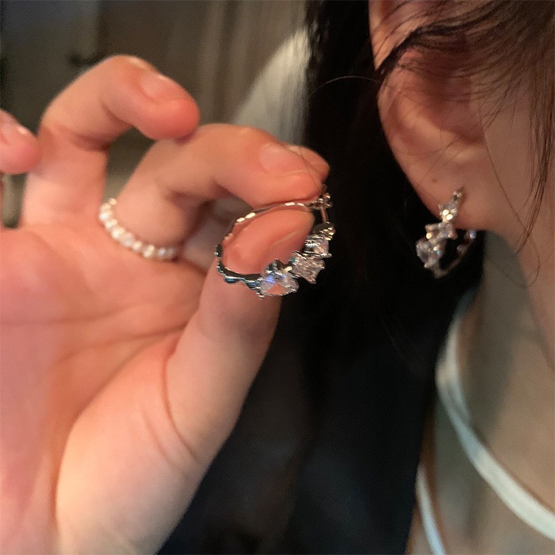 Anillo de metal francés aretes de anillo simple aretes de aretes nuevos estilos de estilo estilo estilo estilo de diseño de nicho temperamento único aretes de mujer cara pequeña