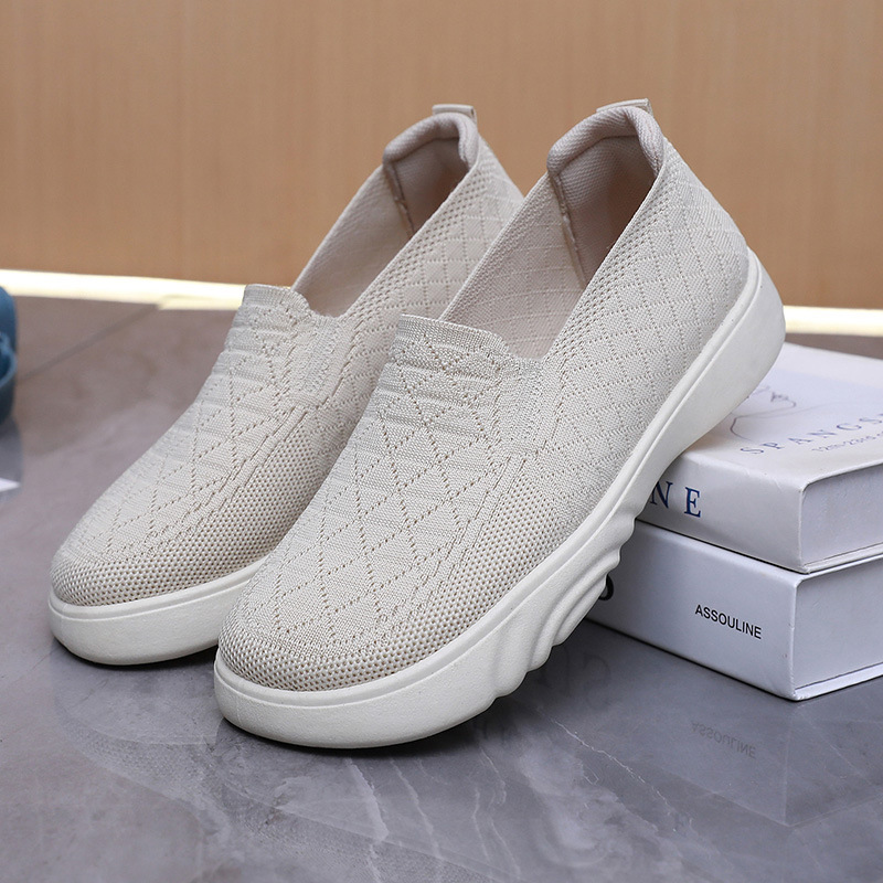 2025 spring and autumn new soft-soled lightweight walking single-layer shoes women's old Beijing cloth shoes all-match non-slip mother shoes