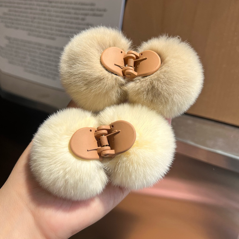 Cute demi-season crab pin