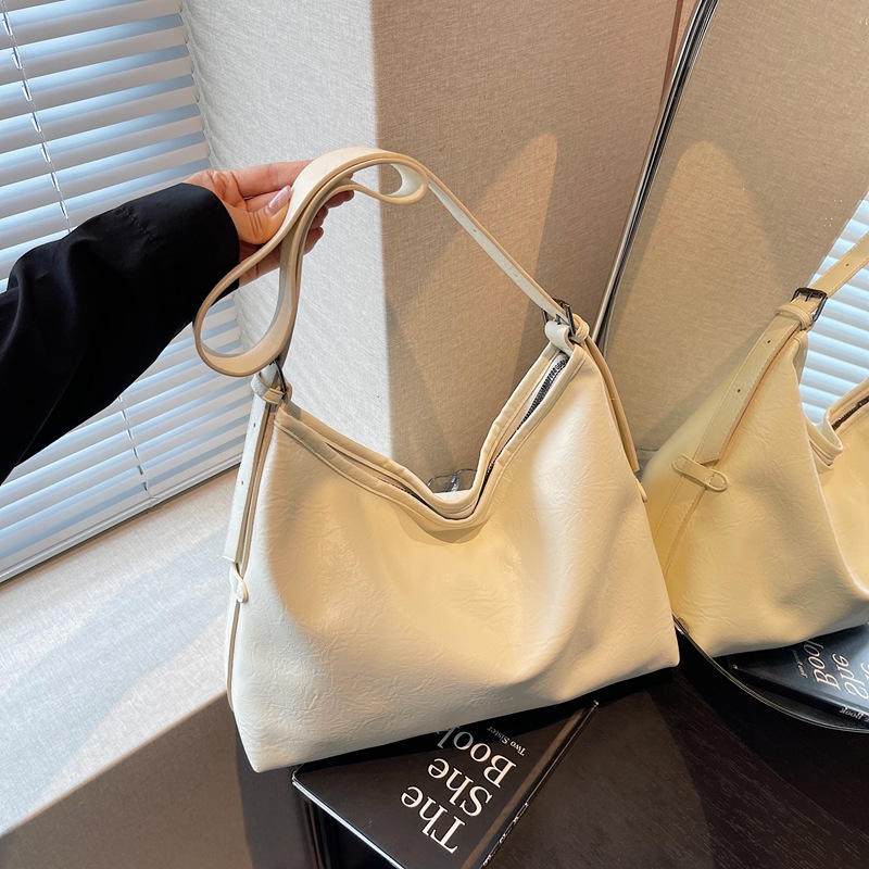 秋季超火宽肩带斜挎包女2025新款休闲复古托特包休闲通勤单肩大包