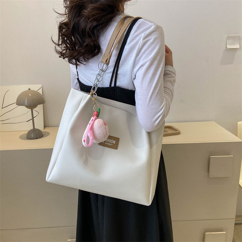 Bolsa de viaje de textura de moda de gran capacidad 2023 primavera y verano nuevo color de contraste solo hombro bolsa de axilas elegante bolsa de mano moda