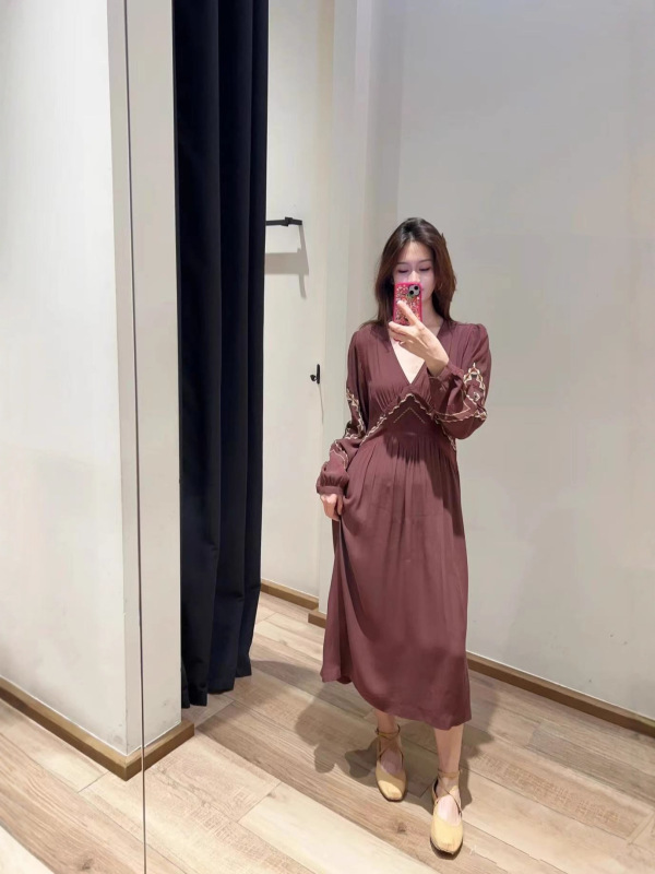 南油连衣裙高级感法式度假棕色V领刺绣长袖连衣裙收腰显瘦中长裙|undefined