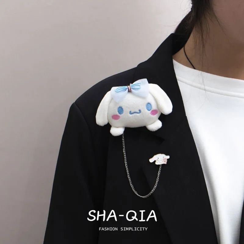 Cadena de dibujos animados broches de pelusa lindas muñecas pines creativos accesorios de pareja al por mayor joyas colgantes nicho