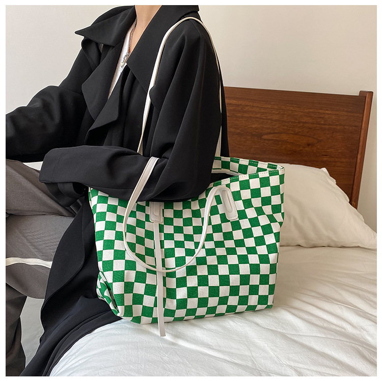 Retro Canvas Bag Checkerboard Bag Autumn Tide Fashion Portable Tote Bag display picture 7