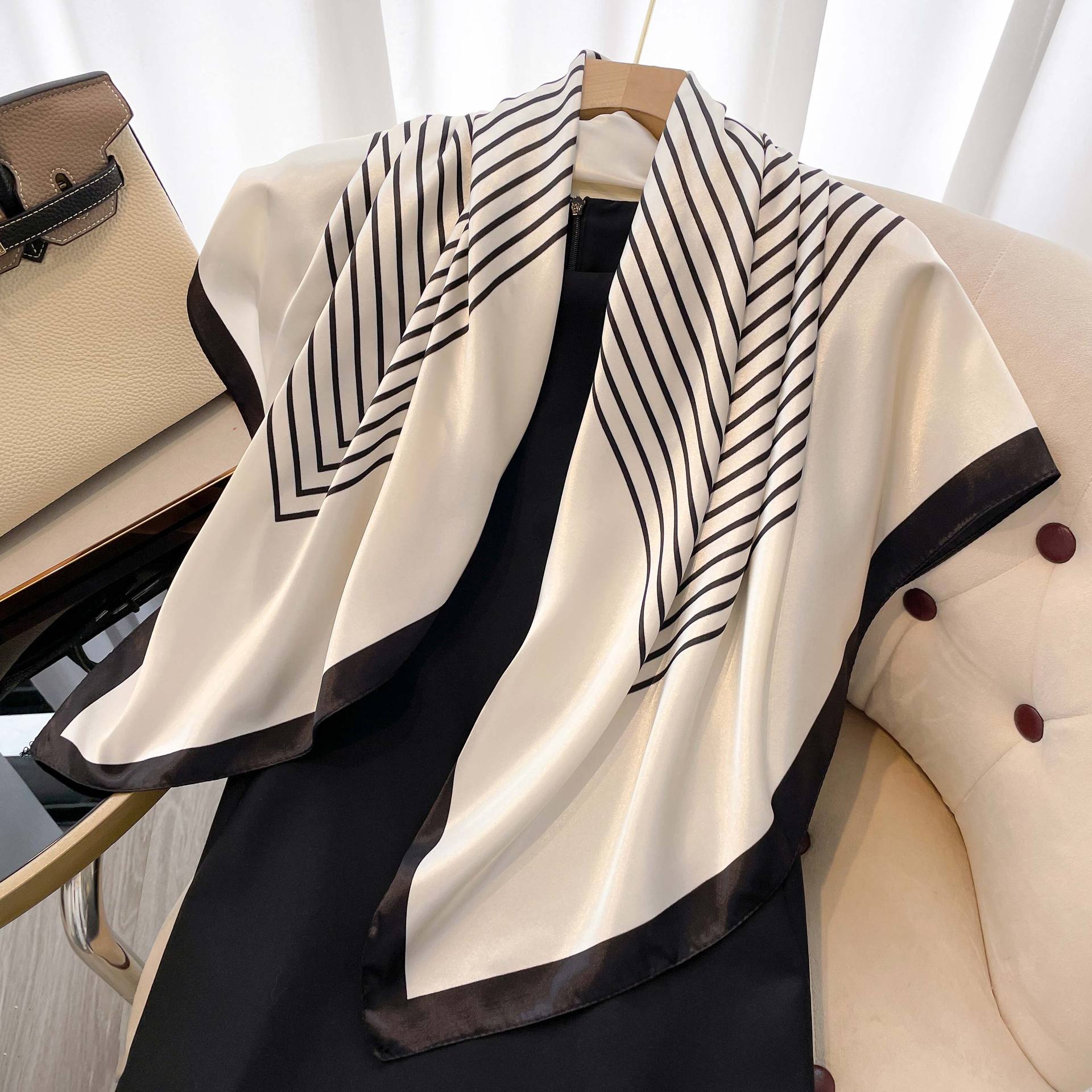 Pañuelo cuadrado estampado para mujer accesorio de moda_voghion.com