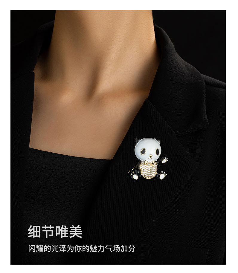 国风可爱招手小熊猫胸针时尚简约轻奢风动物胸花新款萌