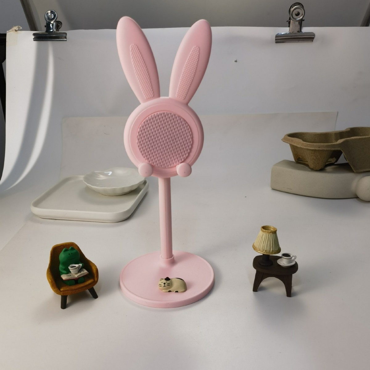 ウサギの怠け者の携帯電話のスタンドのデスクトップの昇降は劇用のデスクの少女の心のかわいい漫画のサポートフレームを追跡します。