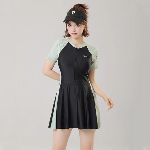 Plus-size women's swimsuit, one-piece sports skirt-style casual swimwear for curvy ladies—covers up and flatters plus-size figures, extra-large and extra-bulky, modest yet slimming, perfect for hot springs.