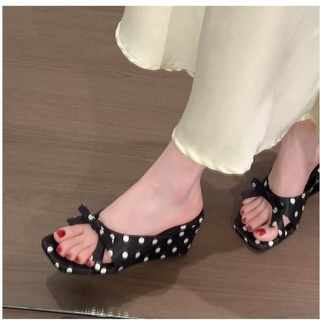 Zapatillas de tacón onduladas francesas para mujeres de verano, zapatillas de tacón alto, cabeza cuadrada, soleas gruesas, estilo beige versátil