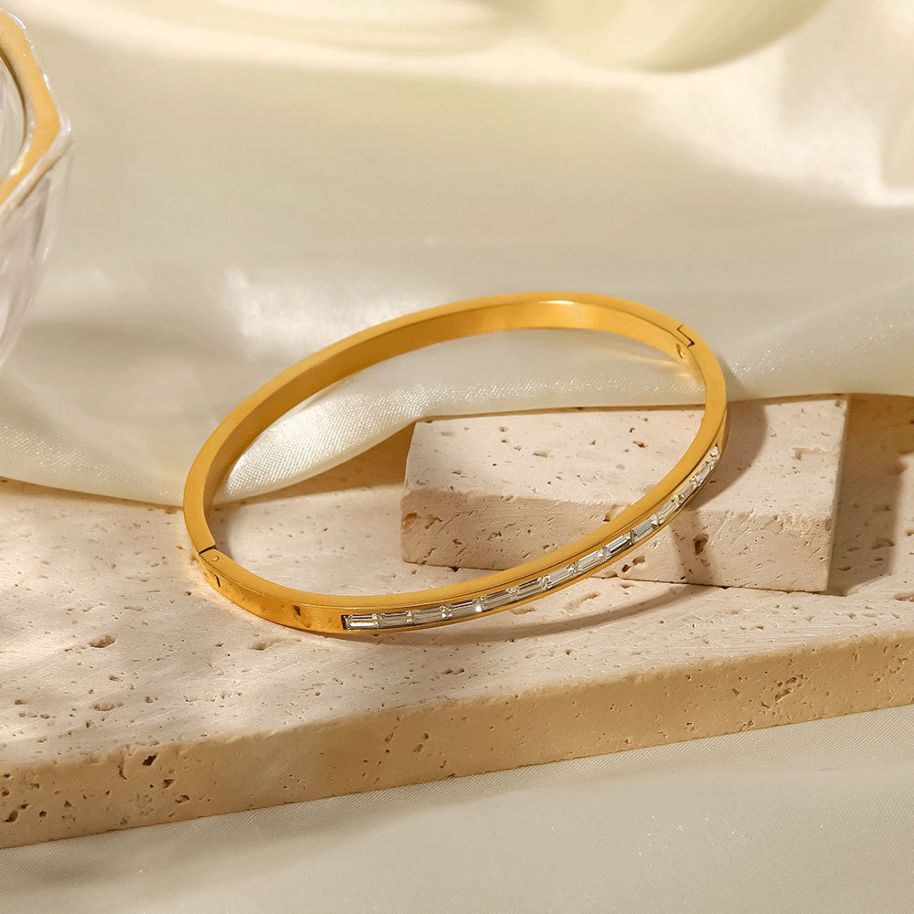 Simple Style Round Stainless Steel Inlay Zircon Gold Plated Bangle display picture 4