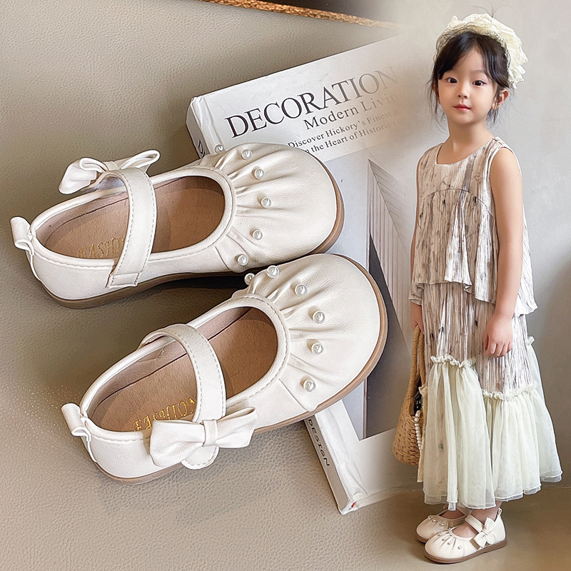 Zapatos de cuero para niñas 2025 nuevo estilo primavera y otoño estilo extranjero para niñas arco con suela suave zapatos de princesa zapatos de perla de moda para niños