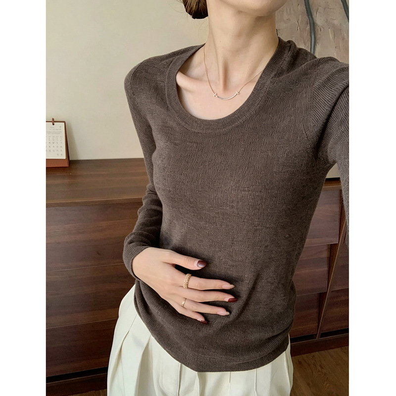 Fifty and Beyond "Shape Catcher" U-Neck Delicate Ultra-Comfortable High-Quality Wool Long-Sleeve Base Shirt for Women That Makes the Face Look Smaller