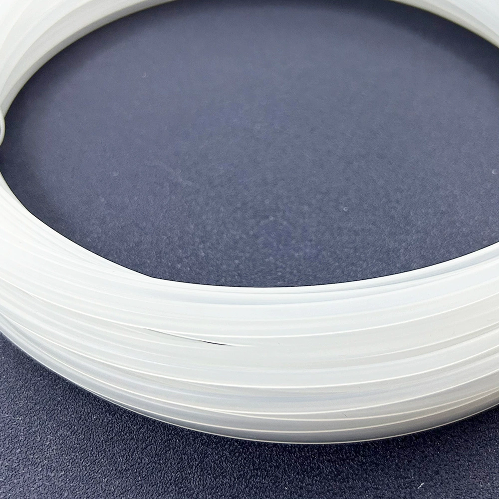 Индивидуально изготовленная подкладка для нижнего белья в рулоне без прокола боковых швов, прозрачная поддерживающая лента из ПП-материала в рулонной упаковке, высокоэластичная пластиковая пружинка.