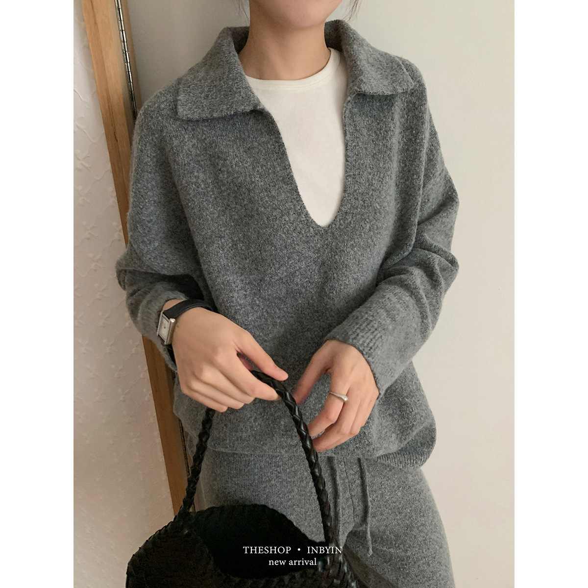 易恩欧inbyin翻边v领设计宽松针织衫秋冬女装百搭中长款长袖上衣