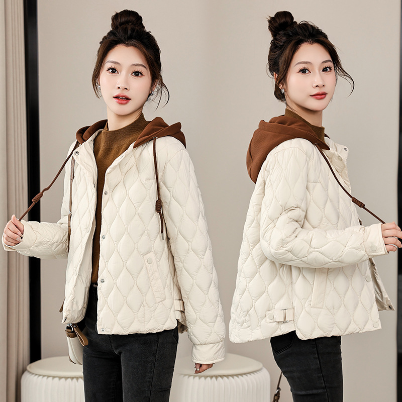 Ropa de algodón corta de color sólido de mujeres de color diamante exterior delgado con capuchón de algodón de pluma chaqueta caliente de invierno al por mayor