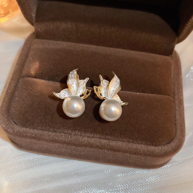 Oro real electrochapado aguja de plata gota aceite perla flor pendientes blanco simple del todo-fósforo pendientes de lujo ligero de moda