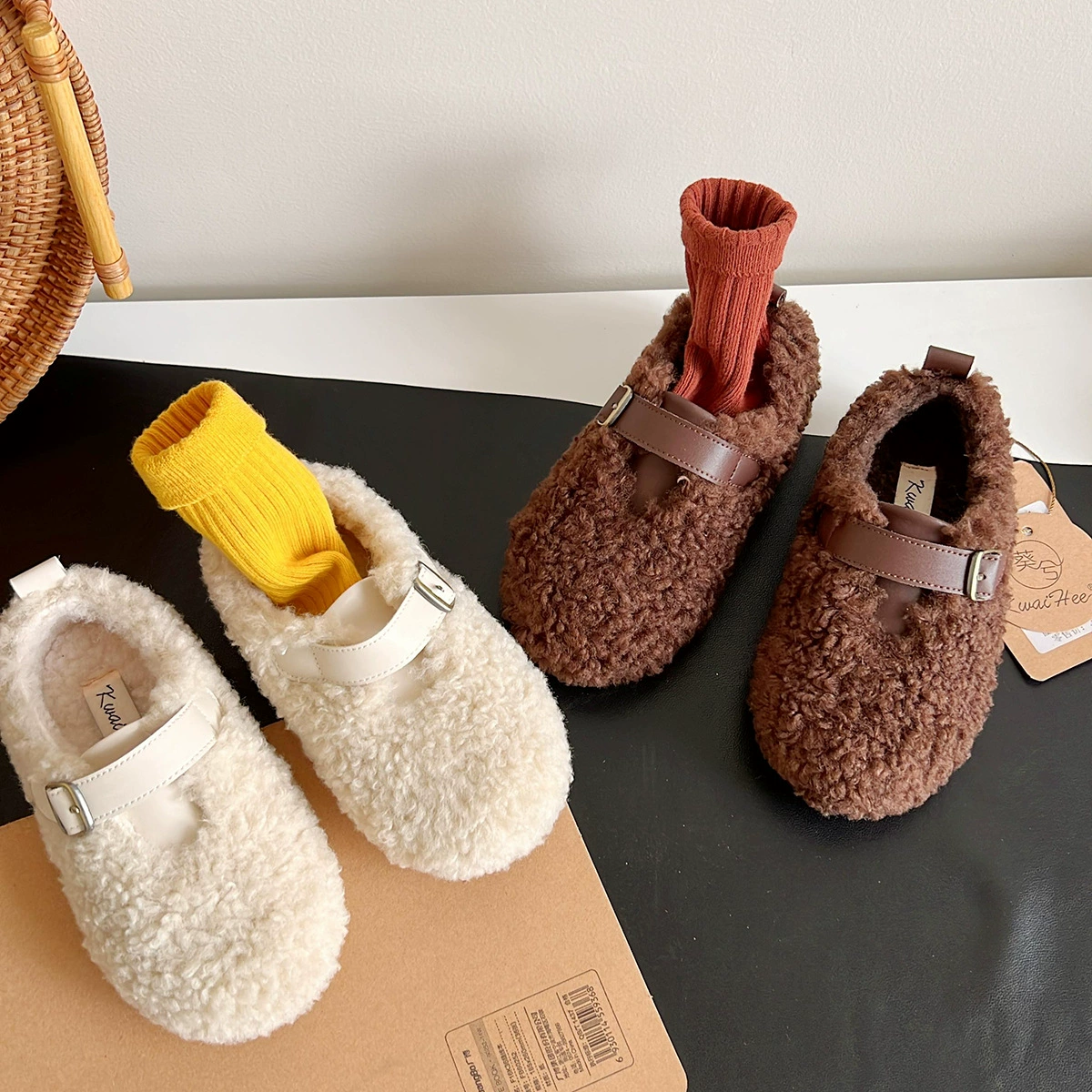 Новые зимние лоферы для девочек 2025 года на флисовой подкладке, с двойной хлопковой мягкой подошвой, универсальные и стильные, обувь из овечьей шерсти, трендовые.