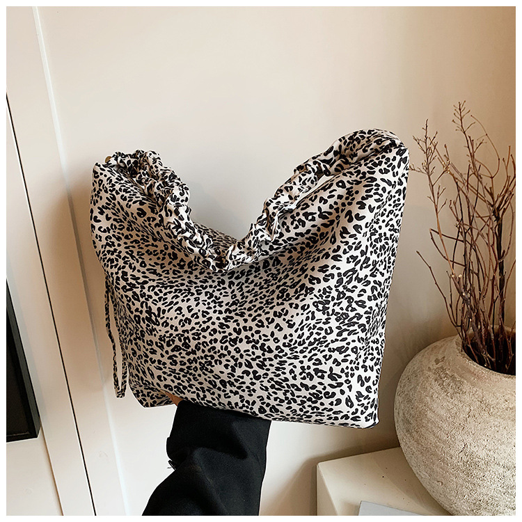 Leopard print women's tote large capacity crossbody bag, 2024 new casual canvas college student fashion class bag_voghion.com