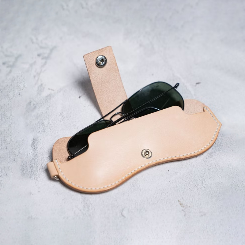 Irregular-shaped curved leather eyeglass case, lightweight sunglasses leather case, backpack-hanging portable lens protector