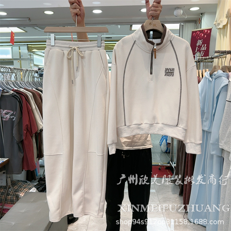 Autumn sports suit for leisure