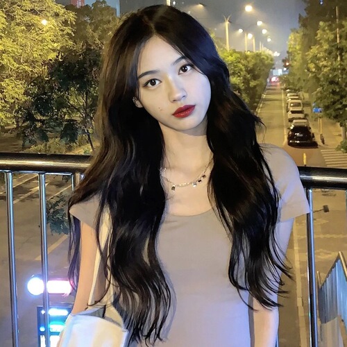 Hair extension for women with long curly hair, trendy influencer style, face-shaping parting, large waves, synthetic hair strands, full headpiece.