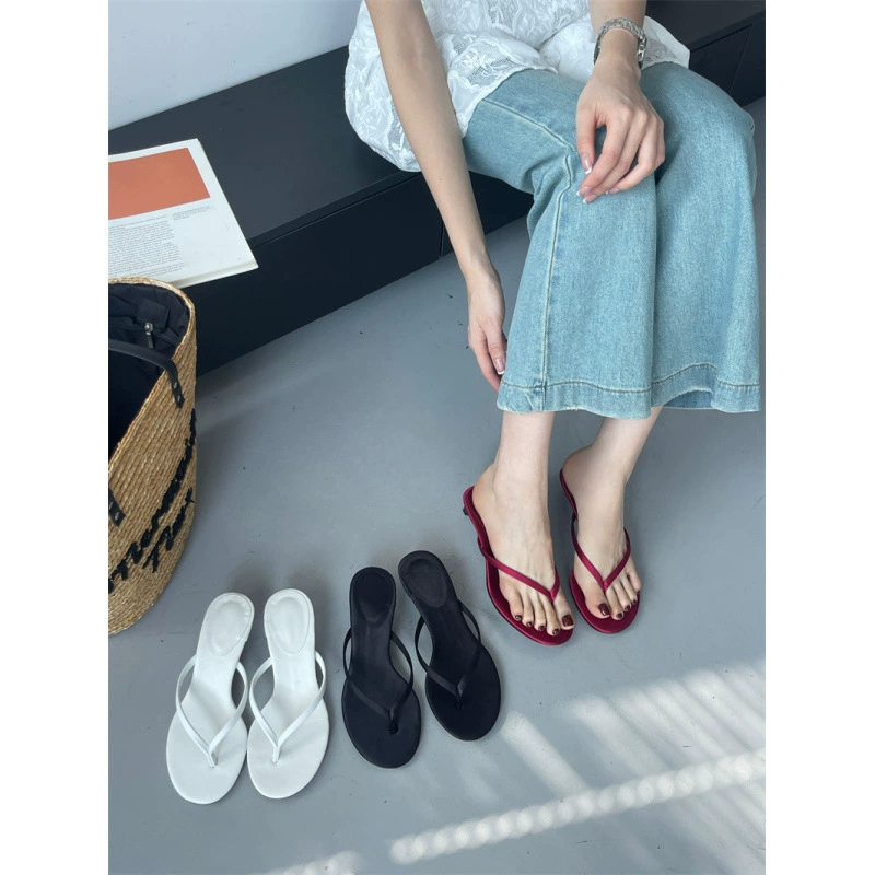 Женские шлепанцы на низком каблуке 2025