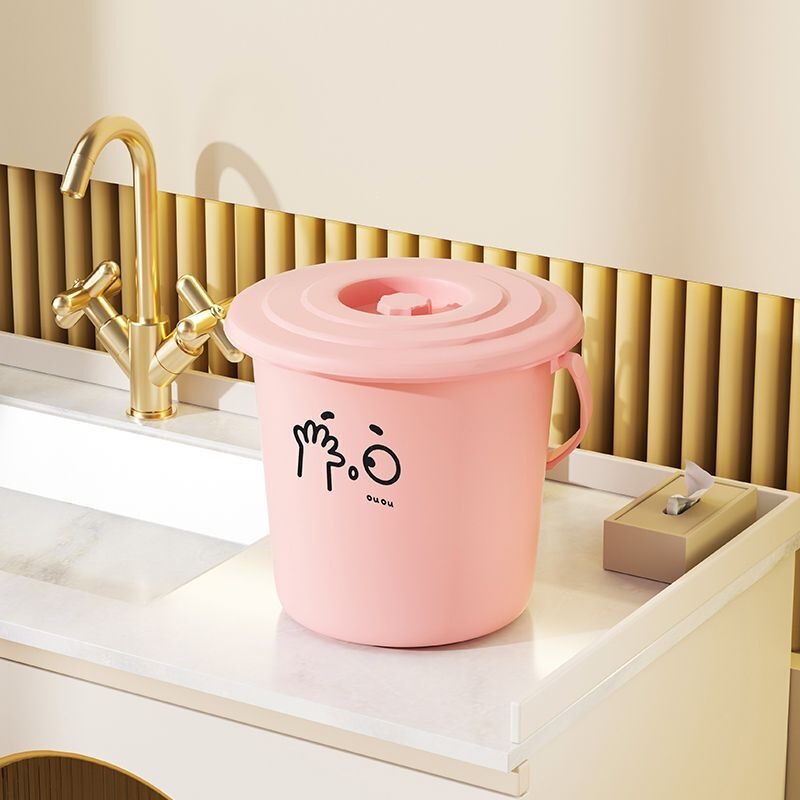 Small bucket with lid, suitable for home use, for carrying water, for students, for art classes, for dorm rooms, for toilets, for kitchen cleaning, and for the beach Small bucket with lid, suitable for home use, for carrying water, for students, for art classes, for dorm rooms, for toilets, for kitchen cleaning, and for the beach