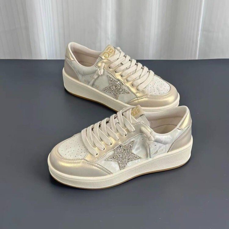 Women's white sneakers 2026 autumn new model, height-increasing, breathable, casual, sporty, versatile star-patterned board shoes