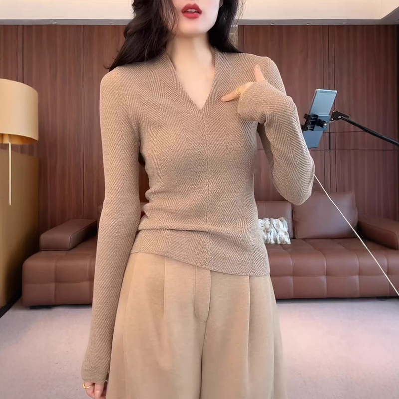 High-End V-Neck Knit Sweater for Women, Inner Layer Base Shirt, New Autumn and Winter Style, Plus-Size Slimming Top for Curvy Women, Tummy-Concealing High-End V-Neck Knit Sweater for Women, Inner Layer Base Shirt, New Autumn and Winter Style, Plus-Size Slimming Top for Curvy Women, Tummy-Concealing