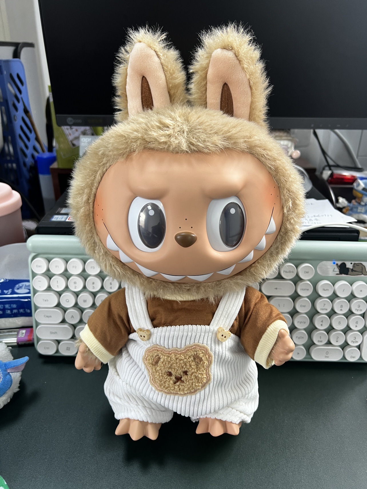 갈색 셔츠 + 흰색 멜빵